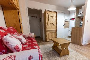 O zonă de relaxare la ALLOS village STUDIO avec balcon proche de pistes