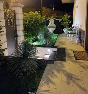 un giardino con patio con piante e tavolo di La Pigna dell'Etna a Nicolosi