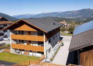 eine Luftansicht eines Hauses mit Sonnenkollektoren in der Unterkunft Obergasserhof Apt Tiroler in Riscone