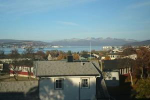 Foto Tromsøs asuva majutusasutuse Apartment with 3 bedrooms and nice view close to city centre galeriist