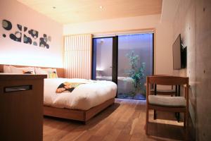 Postel nebo postele na pokoji v ubytování Hotel Legasta Kyoto Higashiyama Sanjo