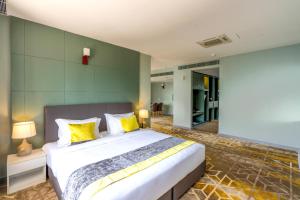 Postel nebo postele na pokoji v ubytování Manhattan Business Hotel, Male