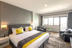Postel nebo postele na pokoji v ubytování Manhattan Business Hotel, Male