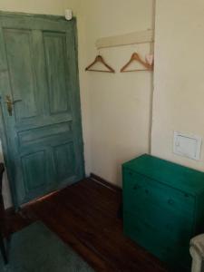 um quarto com uma porta verde e uma cómoda em Стаи за гости "Maroli House 2" 