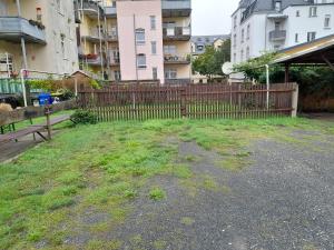 einen Hof mit einem Zaun und Gras in der Unterkunft 70 qm Ferienwohnung mit 2 Schlafzimmern in Zwickau