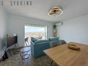 un soggiorno con divano blu e tavolo di Infinity Sea - Increíble piso con vistas al mar a Santa Pola