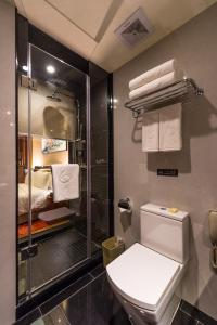 y baño con aseo y ducha con toallas. en Leeden Jingxi Hotel, en Guangzhou