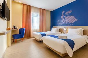 Giường trong phòng chung tại Arte Hotel Yogyakarta