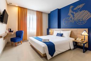 Postel nebo postele na pokoji v ubytování Arte Hotel Yogyakarta
