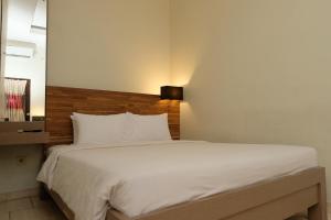 Llit o llits en una habitació de Mawar Asri Hotel