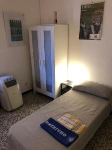 Habitación de hotel con cama y nevera pequeña en Struttura Alloggio Fabrizio Rimini, en Rímini