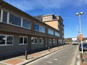 een gebouw aan de straatkant bij Beau séjour in Bredene