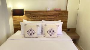 Llit o llits en una habitació de Mawar Asri Hotel
