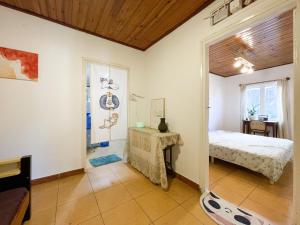 1 dormitorio con 1 cama y 1 mesa en Hạt Dẻ Homestay, en Da Lat