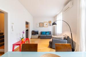 ein Wohnzimmer mit einem Sofa und einem Tisch in der Unterkunft CASA60 in Parma
