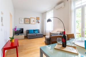ein Wohnzimmer mit einem Tisch und 2 Weingläsern in der Unterkunft CASA60 in Parma
