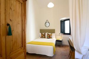 レスカラにあるCasa Rosa Portのベッドルーム1室(黄色い毛布付きのベッド1台付)