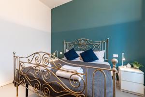 ein Schlafzimmer mit einem Bett mit blauen Wänden in der Unterkunft CASA60 in Parma