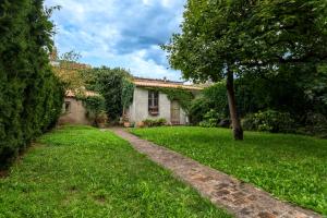 une maison avec un arbre dans la cour dans l'établissement CASA60, à Parme