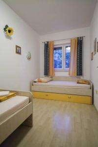 - une chambre avec un lit et une fenêtre dans l'établissement Holiday Home Drescher, à Murter