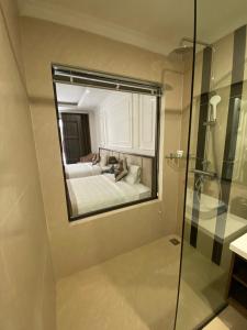 a mirror reflecting a bed in a bedroom at Riverside Hotel Hà Nam in Phủ Lý