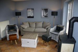 - un salon avec un canapé, des chaises et une cuisinière dans l'établissement Bootsmann, à Brasilien