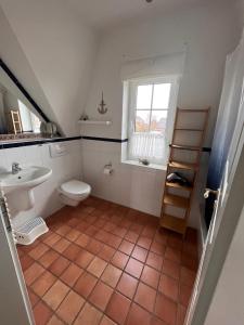 Et badeværelse på Friesenhaus Vier Jahreszeiten + 11 billeder