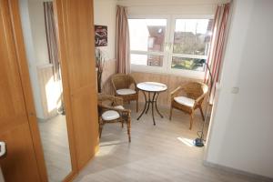 a room with chairs and a table and a window at Ostseeblick in Schönberger Strand