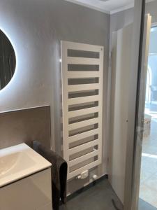 ein Badezimmer mit einem weißen Waschbecken und einer Theke in der Unterkunft Kleine Galerie in Schönberger Strand