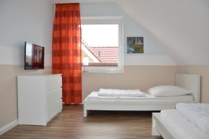 ein kleines Schlafzimmer mit einem Bett und einem Fenster in der Unterkunft Kira in Schönberger Strand