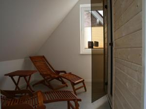 Zimmer mit 2 Stühlen, einem Tisch und einem Fenster in der Unterkunft Kira in Schönberger Strand