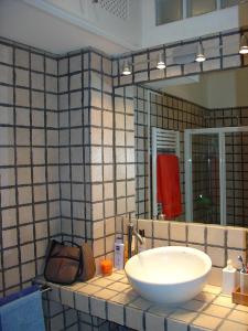 Ένα μπάνιο στο Apartment with great Sea View and Community Swimming Pool and private parking01