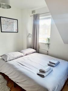 سرير أو أسرّة في غرفة في Comfortable House in South East London