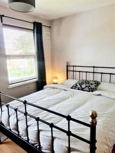 سرير أو أسرّة في غرفة في Comfortable House in South East London