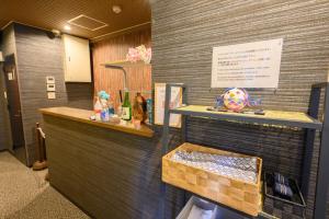 una oficina con un mostrador y un escritorio con un juguete en Hiroshima Wabisabi hostel 広島ワビサビ ホステル, en Hiroshima