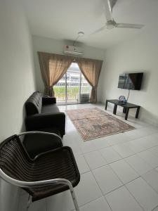 sala de estar con sofá y silla en YAYA HOMESTAY CYBERJAYA & PUTRAJAYA en Cyberjaya