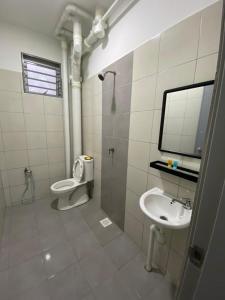 YAYA HOMESTAY CYBERJAYA & PUTRAJAYA في سيبرجايا: حمام مع حوض ومرحاض ومرآة