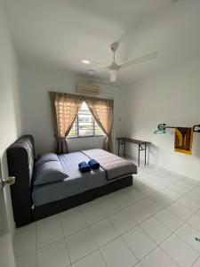 een slaapkamer met een bed, een raam en een tafel bij YAYA HOMESTAY CYBERJAYA & PUTRAJAYA in Cyberjaya
