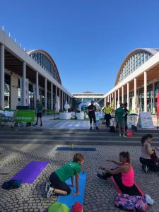 un grupo de personas haciendo yoga frente a un edificio en Struttura Alloggio Fabrizio Rimini, en Rímini