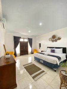 um quarto com uma cama king-size e uma mesa em Villa Wangko em Tanjungkarang