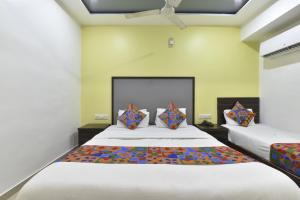um quarto com duas camas num quarto em HOTEL GOLD LEAF em Ahmedabad