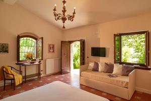 Il Mulino della Signora Luxury country House في Frigento: غرفة معيشة مع أريكة وتلفزيون