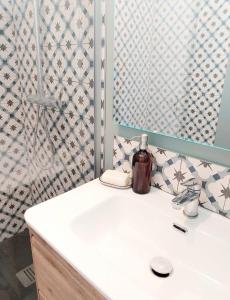 een badkamer met een wastafel en een spiegel bij Artists Apartment Montpellier-Place de la Comédie in Montpellier