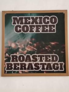 ein Schild für eine Coffeeokedhibitedhibitedhibitedagency, das an einer Wand hängt in der Unterkunft Hotel Mexico Berastagi in Berastagi