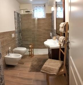 ein Badezimmer mit einem WC, einem Waschbecken und einer Badewanne in der Unterkunft Casa Crognale in Lanciano