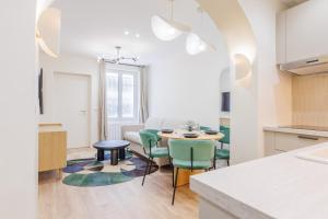 - une cuisine et une salle à manger avec une table et des chaises dans l'établissement Modern Apartment near MontmartreSacré Cœur, à Paris