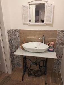 ein Badezimmer mit einem weißen Waschbecken und einem Spiegel in der Unterkunft Casa Crognale in Lanciano