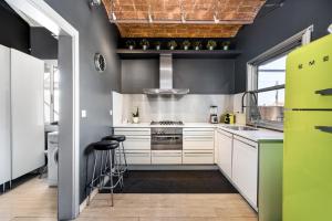 Kuchyň nebo kuchyňský kout v ubytování Stunning 2-bedroom Apartment With Two Terraces