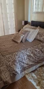- un lit avec 2 oreillers dans l'établissement A beautiful two-bedroom Mansionette at Appleone Banawa, à Cebu