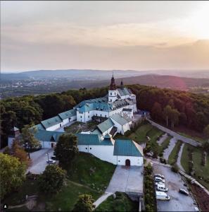 een luchtzicht op een grote witte kerk op een heuvel bij Karczówka Klasztor in Kielce